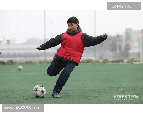 儿童同款足球明星鞋子让小球员尽享运动乐趣与时尚风采